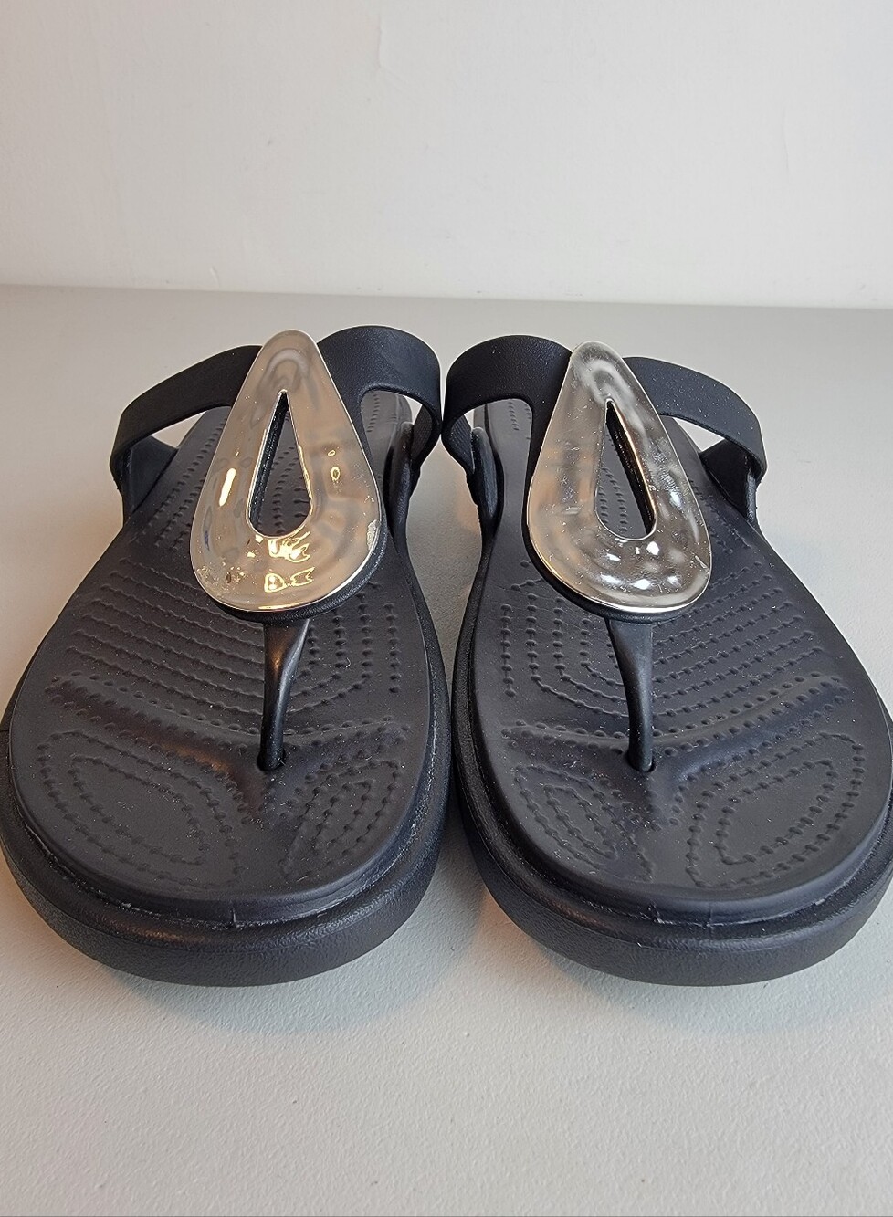 Crocs Sanrah Liquid Metallic Wedge Flip Flops Sandals Black/Silver Womens Sz 7 - Picture 4 of 10